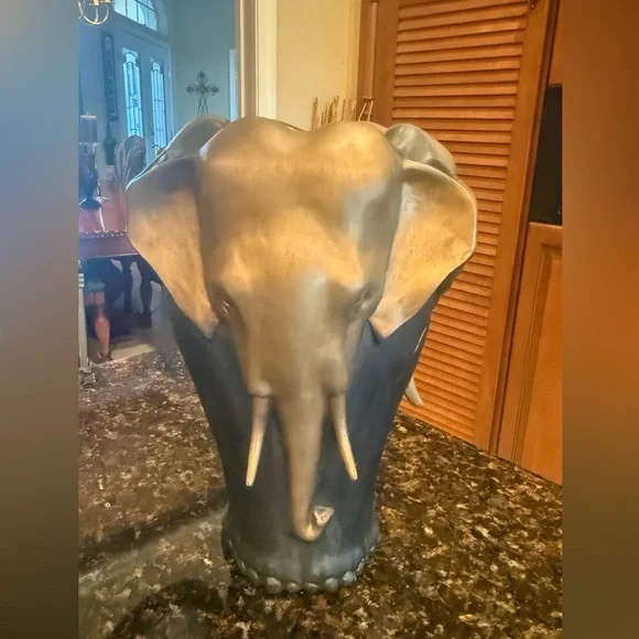 Vintage Design Toscano Artistic Elephant Motif Vase in Black & Gold